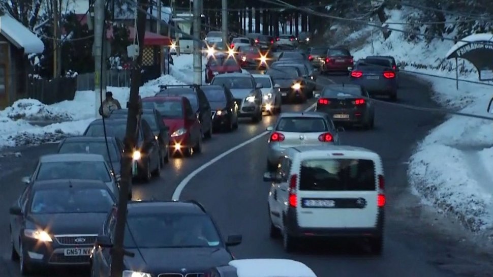 Şoferii care se întorc de la munte pierd ore în şir în trafic. Cum se circulă pe DN1 - VIDEO