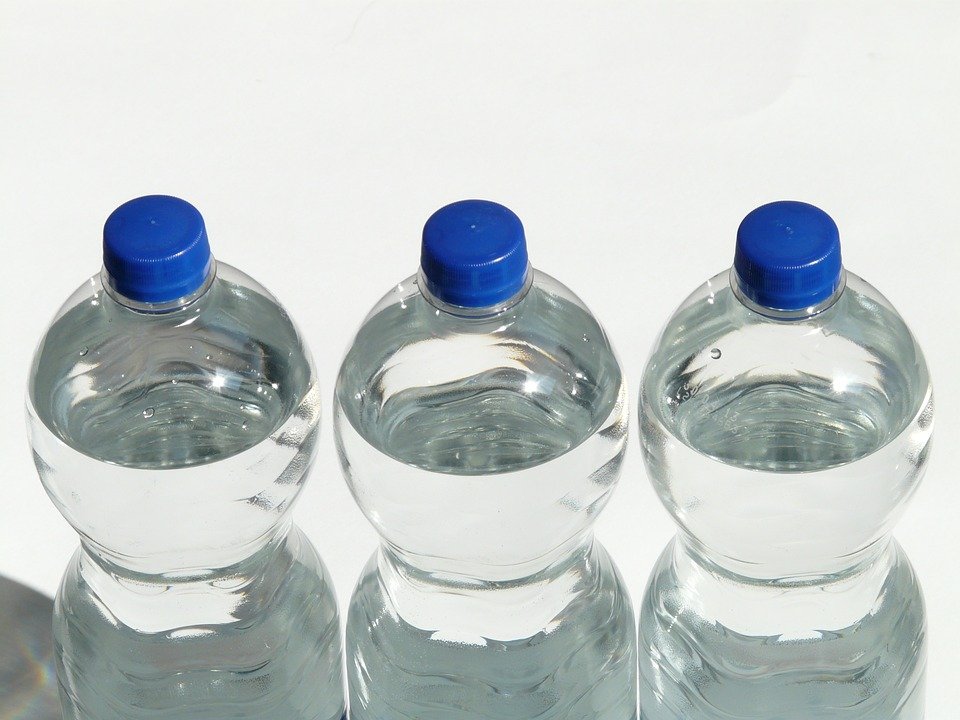 Atenție! Sticlele cu apă pe care le cumpără românii de la magazin pot fi extrem de periculoase! Ce s-a găsit în ele