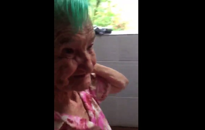Bunicuța a vrut mereu să-și vopsească părul, dar într-o zi s-a întâmplat. Reacția ei a devenit virală (VIDEO)