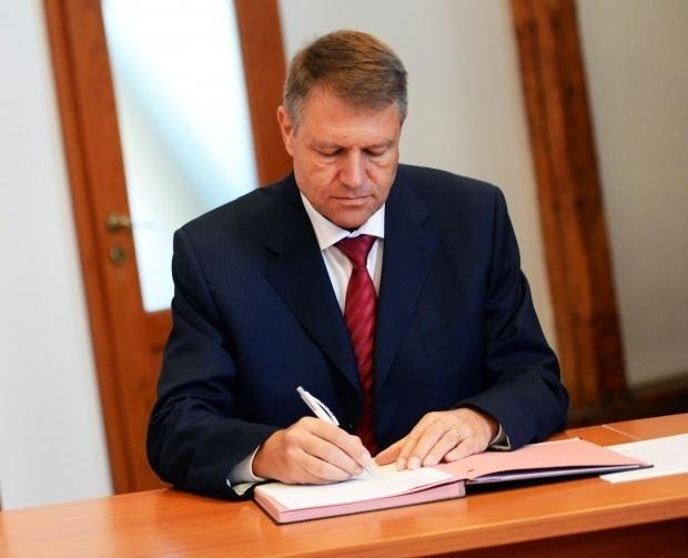 Iohannis a semnat decretele de vacantare a posturilor de miniştri de la Dezvoltare şi Transporturi