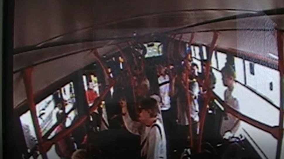Se urcase într-un tramvai din Capitală și voia să ajungă mai repede acasă. La un moment dat, s-a trezit cu un pumn în față. Totul a durat doar o fracțiune de secundă. Toți au fost luați prin surprindere - VIDEO
