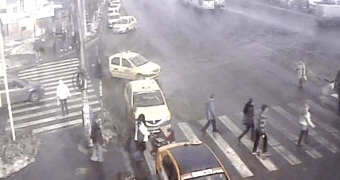 Traversa o stradă din București când o femeie s-a apropiat de ea. A durat doar o secundă și nimeni nu a observat nimic. Ce s-a întâmplat a fost surprins de o cameră de supraveghere (VIDEO) 
