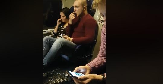 Călătorea liniștit cu CFR-ul când a auzit ceva familiar în stânga sa. Când a întors capul, a încremenit. "Doamne, făceau asta în văzul tuturor" VIDEO 570431