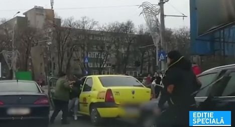 Bătaie cu pumni și picioare în traficul din Capitală. Mai mulți bărbați au fost implicați (VIDEO)