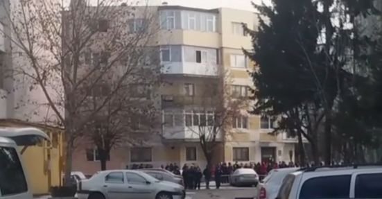 Alertă în Pitești după găsirea unui colet suspect. Două scări de bloc au fost evacuate
