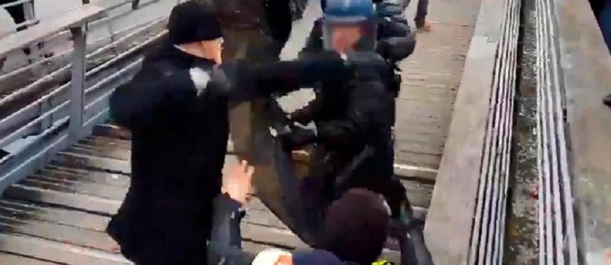 Proteste violente în Franța. Un fost campion la box, surprins în timp ce agresa un jandarm
