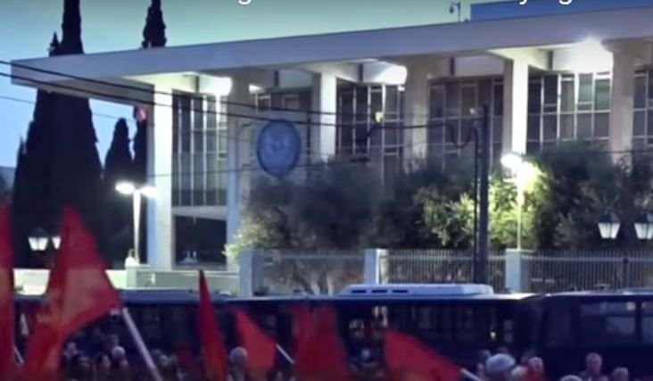 Alertă în Grecia. Anarhiștii au atacat ambasada SUA din Atena