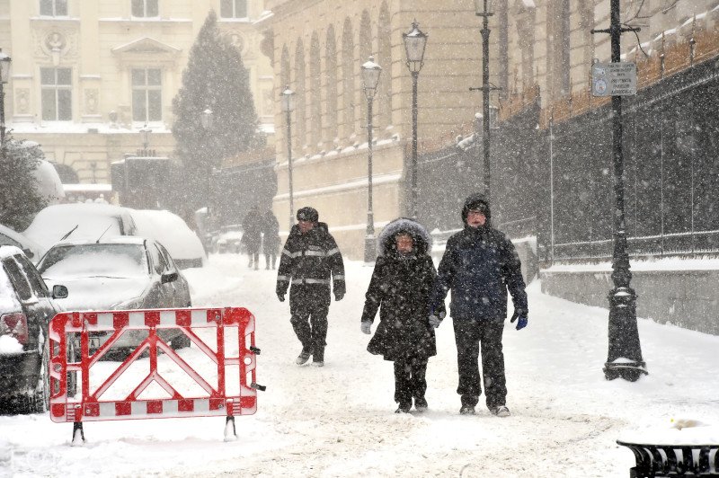 Ger năpraznic şi ninsori abundente peste România. În nordul ţării sunt cele mai mari zăpezi