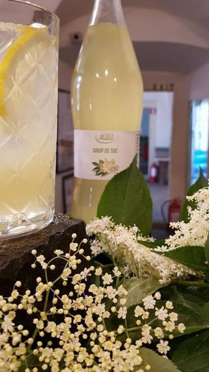 Ideea care i-a venit unui tânăr din Sebeș după ce a observat ce beau invitații la nunta sa. Acum are o întreagă afacere și face bani frumoși 570659