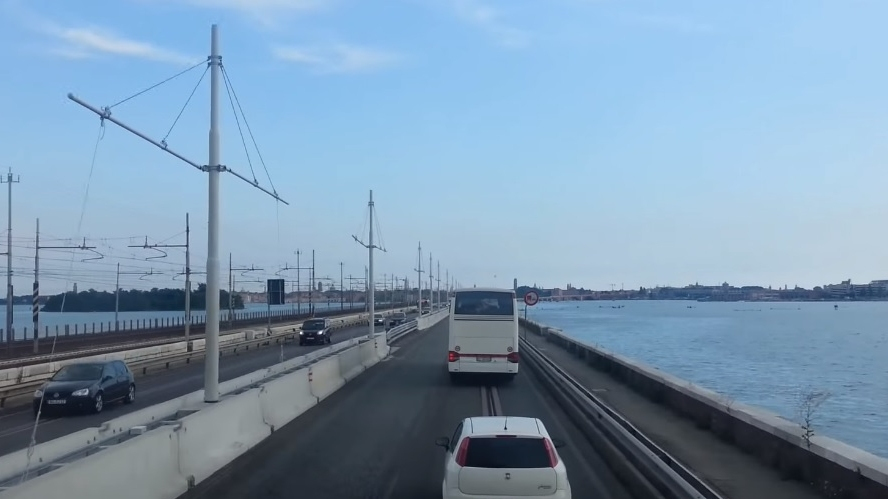 O româncă a convins un polițist să se arunce de pe un pod din Veneția
