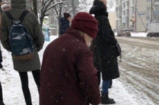 Ce a scris o pensionară din Iași cu bastonul, pe zăpadă, în stația de tramvai