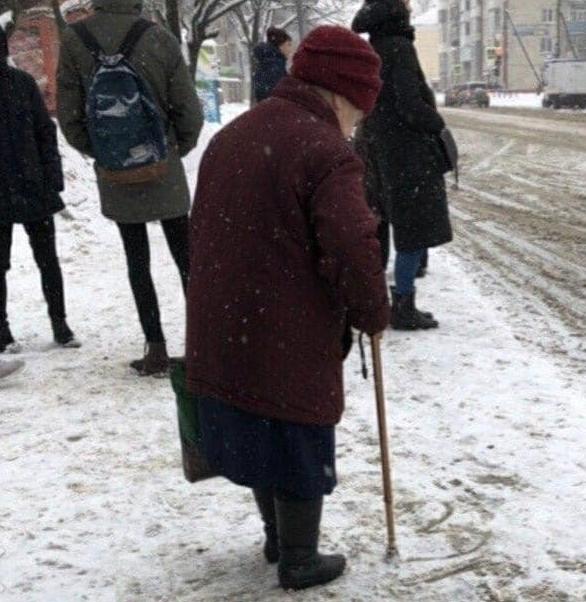 Ce a scris o pensionară din Iași cu bastonul, pe zăpadă, în stația de tramvai 571470