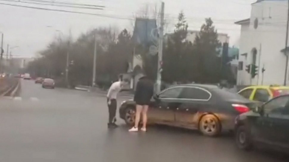 Farsă în trafic! Doi tineri din Ploieşti s-au dezbrăcat la semafor - VIDEO
