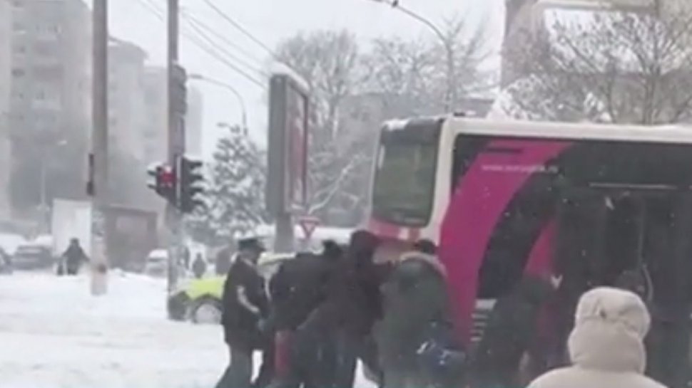 Imagini incredibile surprinse în Bacău. Mai mulți călători au împins autobuzul, după ce acesta a rămas blocat în zăpadă. Toată scena a fost filmată - VIDEO