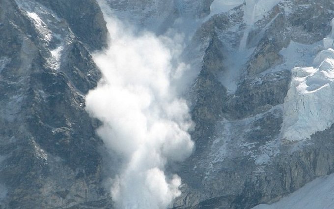 O avalanşă a lovit un hotel din Alpii elveţieni. Sunt mai multe victime