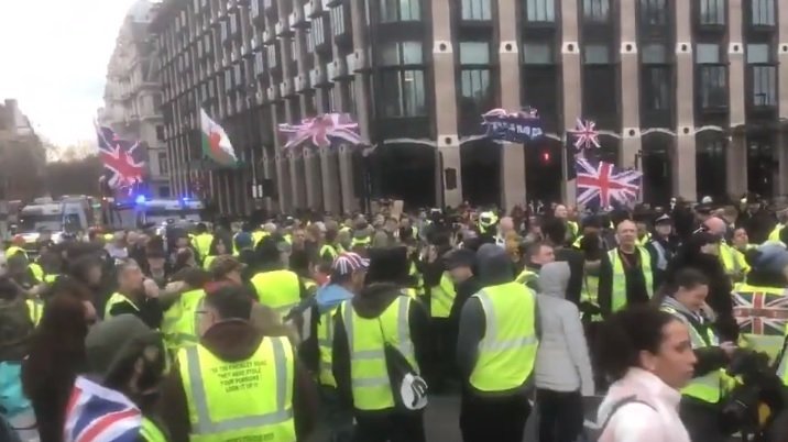 Mișcarea „vestelor galbene” a ajuns și la Londra! Sute de persoane au cerut alegeri anticipate - VIDEO