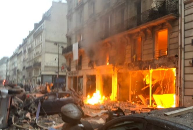 EXPLOZII la Paris: Cel puţin trei persoane, între care doi pompieri, au murit. Alte 50 de persoane au fost rănite - VIDEO