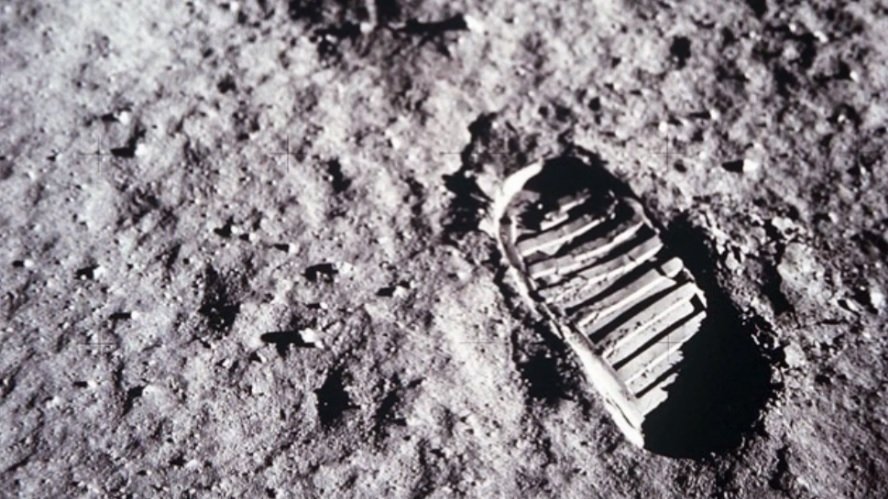 Motivul pentru care urma pasului lui Neil Armstrong de pe Lună este diferită de cizma sa