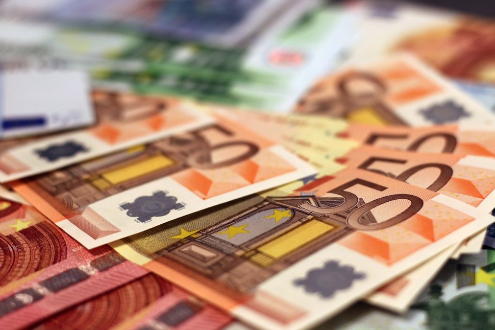 CURS VALUTAR. Leul, la un nou minim istoric față de euro. Dolarul sare și el