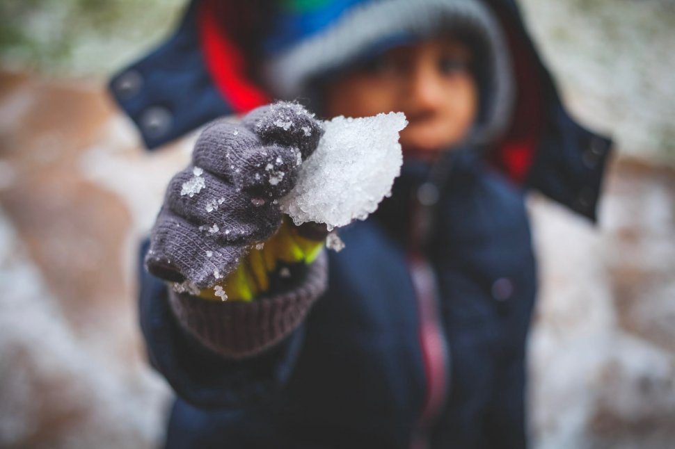 Greșeala pe care părinții din România o fac iarna. Pediatru: ”E boală națională”