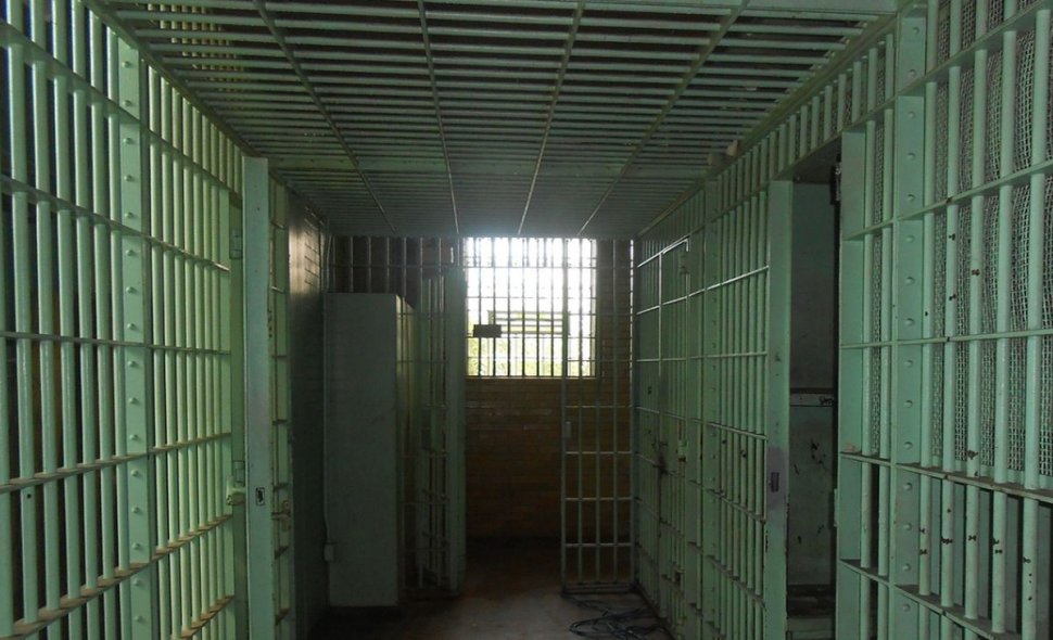 O nouă lovitură de la CCR: Condamnații nu pot efectua pedeapsa acasă