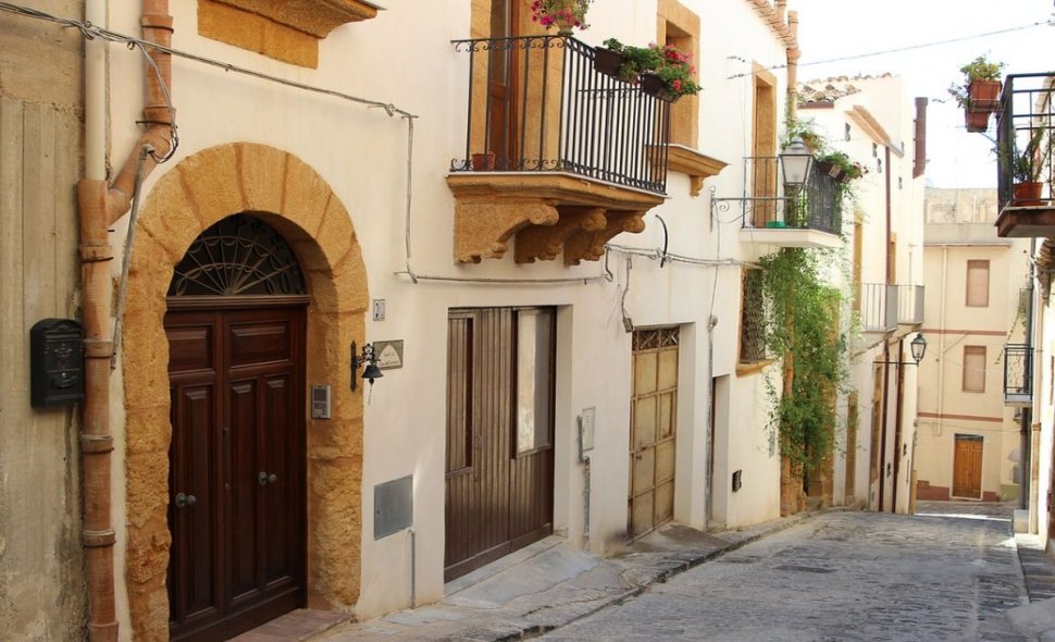 Un oraș din sudul Italiei vinde case cu doar un euro. Și tu poți cumpăra una! Ce condiții trebuie să îndeplinești