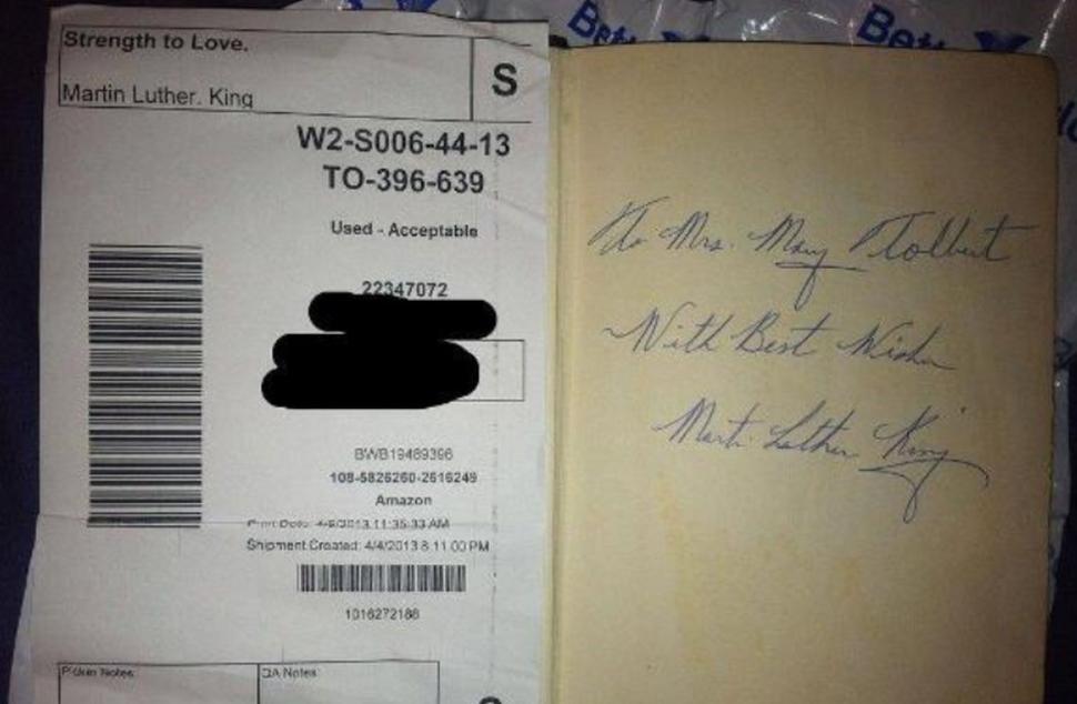 A cumpărat o carte cu 10 lei. Când a deschis-o, a avut surpriza vieţii lui 572698