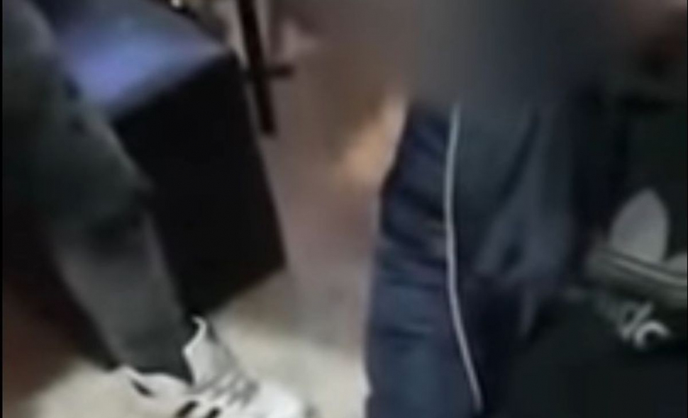 Imagini revoltătoare: Adolescent, bătut și îngenunchiat de trei tineri. „Cine e şeful tău?” - VIDEO