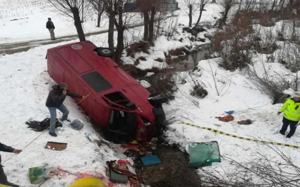 O persoană a murit și cinci au fost rănite, după ce un microbuz s-a răsturnat în județul Bacău
