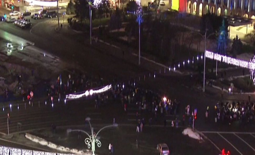 Protestatarii încearcă să blocheze Piața Victoriei