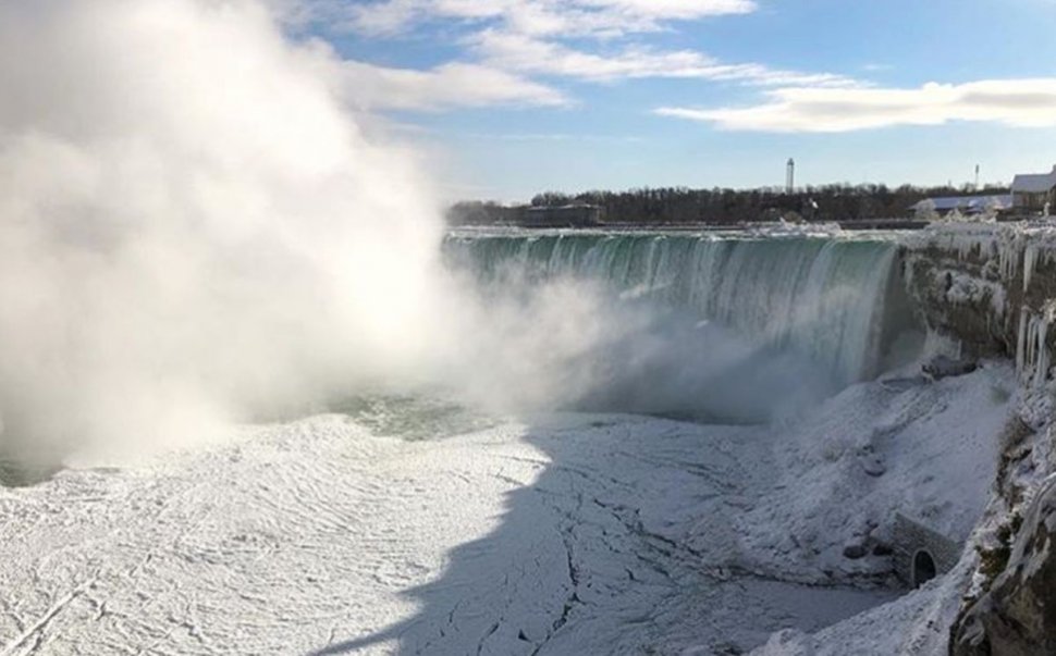 A îngheţat Cascada Niagara! Vezi imagini senzaționale care-ţi taie răsuflarea