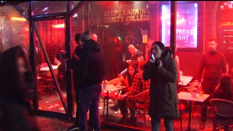 Imagini cu camera ascunsă! În cluburile din Centrul Vechi al Capitalei se fumează ilegal - VIDEO