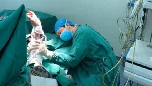 Ipostază inedită în care a fost surprins un medic. Fotografia a devenit virală. „Nu-ți vine să crezi că se poate așa ceva!” (FOTO) 573338