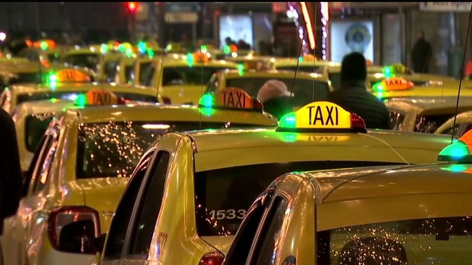 Şofer de Uber, sechestrat de taximetriştii care au protestat în Capitală - VIDEO