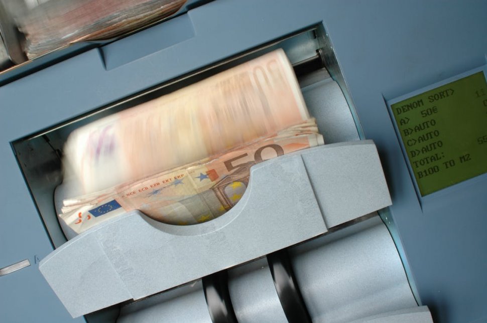 Cursul valutar continuă să crească. Primele tranzacţii interbancare de miercuri se fac la 4,75 lei/euro