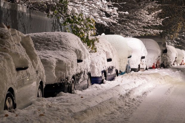 Era cod galben de ninsori în țară, așa că își lăsase mașina în parcare preț de câteva zile. Când s-a dus să o ia, a dat peste un bilet. Nu i-a venit să creadă ce a citit! A făcut imediat o poză și a distribuit-o pe Facebook (FOTO)