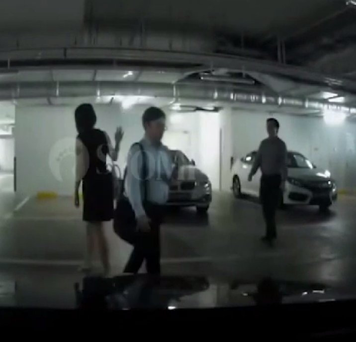 Trei oameni de afaceri se aflau într-o parcare. Unul dintre ei s-a lăsat în jos. Ceilalți doi habar nu aveau ce s-a întâmplat. O cameră de bord a surprins totul (FOTO+VIDEO)