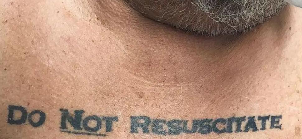 Un bărbat a fost dus de urgență la spital, dar medicii au decis că nu îl pot salva. Ce au văzut pe pieptul lui când se pregăteau de operație 573990