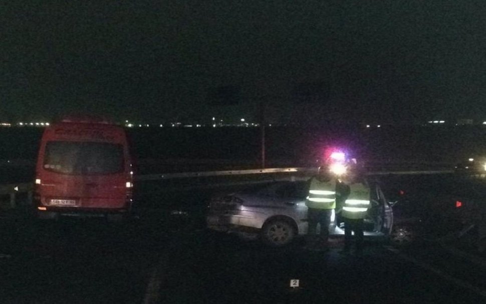 Accident la o ieşire de pe Autostrada Sibiu – Orăştie: Un autoturism a pătruns pe contrasens şi a lovit un microbuz în care se aflau 12 oameni. Șoferul vinovat a părăsit maşina şi a fugit pe câmp