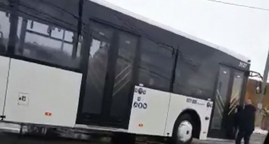 Imagini șocante în Ploiești. Un autobuz a circulat zeci de metri fără șofer. Bărbatul a alergat disperat să îl oprescă, dar fără succes - VIDEO