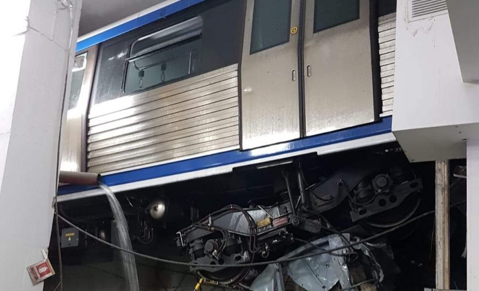 Răsturnare de situație în cazul metroului care a deraiat și a rămas suspendat la doi metri. Trenul ar fi accelerat singur