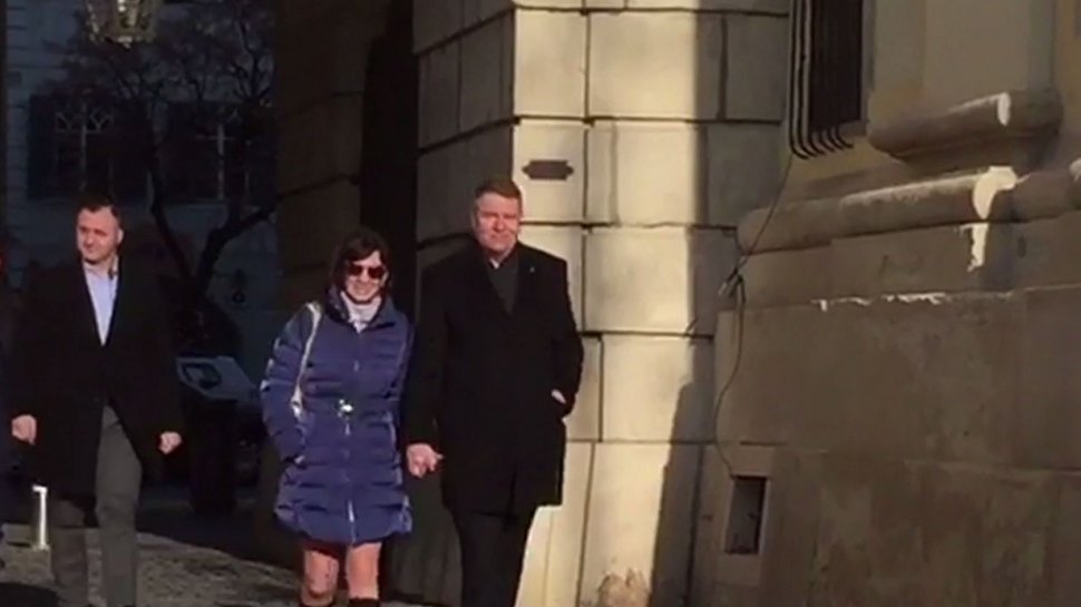 Iohannis şi soţia sa, surprinși pe străzile din Sibiu, după ce președintele s-a întors de la schi - VIDEO