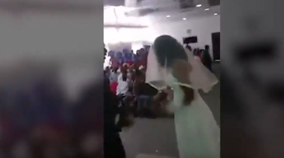 Mirii se aflau în fața altarului, când o femeie îmbrăcată în rochie de mireasă s-a apropiat de cuplu. Toată lumea a încremenit când a aflat cine era (VIDEO) 