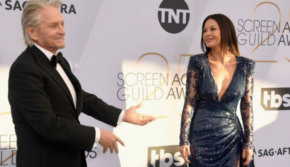 Catherine Zeta-Jones, ravisantă pe covorul roşu la SAG Awards. Michael Douglas a avut ochi numai pentru ea!