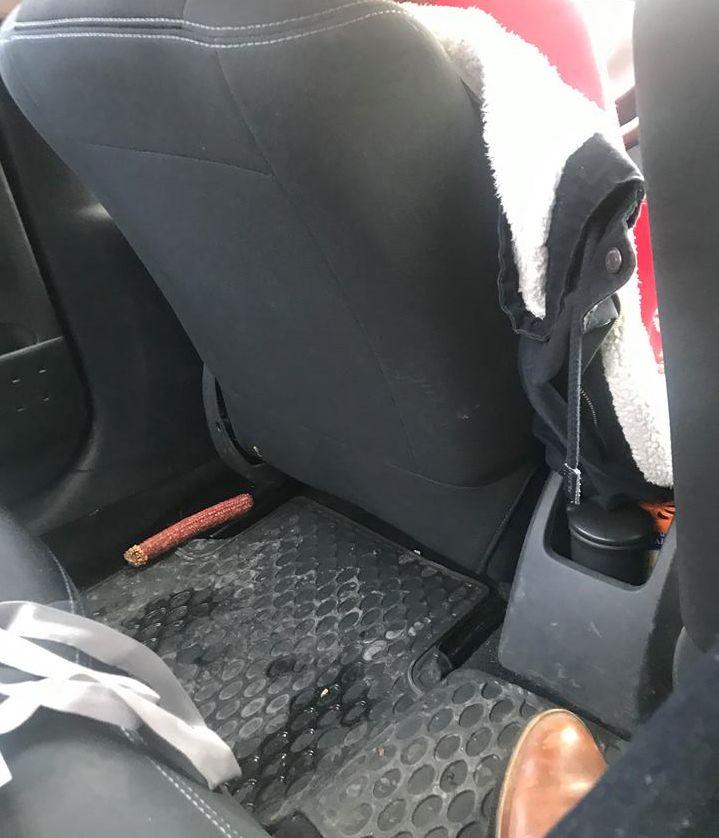 Ionuț din București a luat un mijloc de transport la comandă și s-a așezat în spate. Nu i-a venit să creadă ce se afla pe jos, în spatele mașinii șoferului! „Te aștepți la orice, la asta sigur nu!” (FOTO) 574290