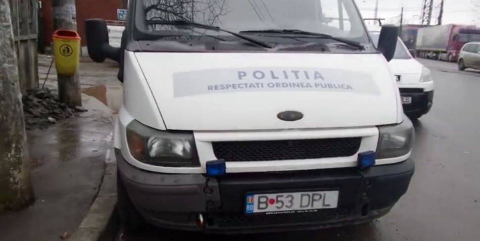 A văzut mașina poliției locale din București parcată aproape de troturar și s-a apropiat de ea cu telefonul pornit. Nu i-a venit să creadă când a văzut ce făcea polițistul acolo. „Incredibil! Era chiar în timpul programului și în plină zi” (VIDEO)