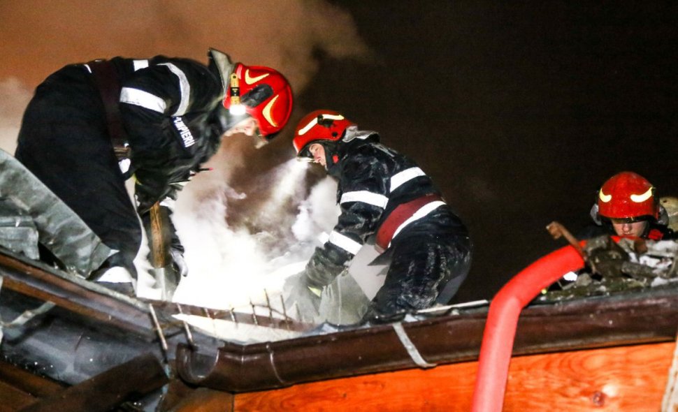 Incendiu puternic la mansarda unui bloc din Timișoara. Zeci de pompieri se luptă cu flăcările