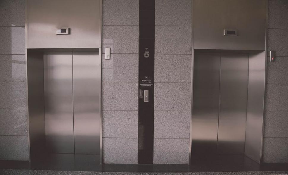 Povestea unei femei care a rămas blocată, un weekend întreg, în liftul unei bănci 