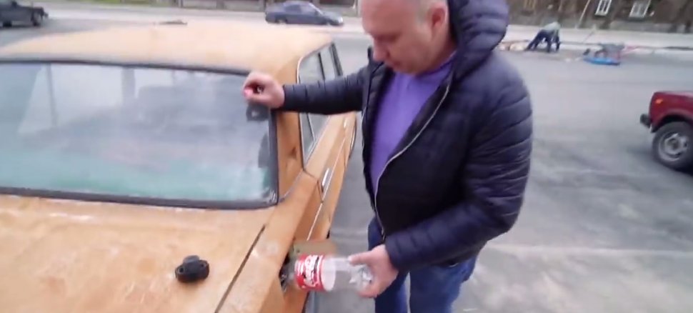 A turnat Coca-Cola în rezervorul mașinii. Este total neașteptat ce a urmat (VIDEO)