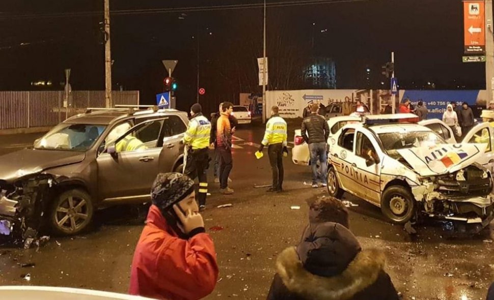 Accident grav cu o maşină de poliţie, în București. Trei polițiști și un jandarm au fost răniți